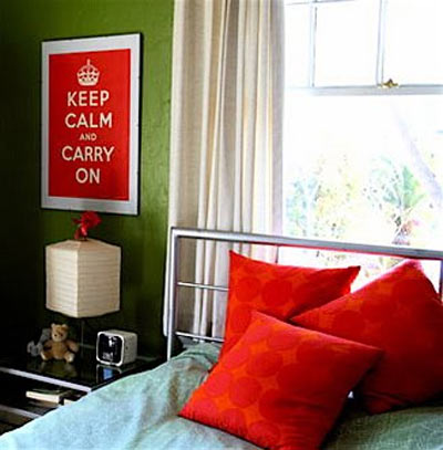 red-pillow-bed